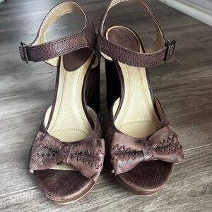 Frye Alexa Bow Brown leather wedge sandal size 10 good condition